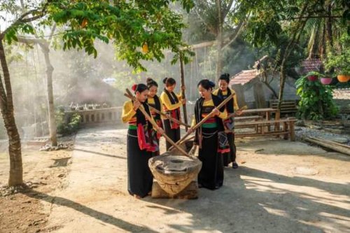 Đoàn viên CĐ trình diễn Khua Luống truyền thống của Dân tộc Thái.jpg